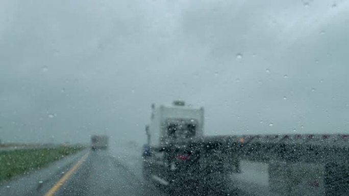 关注风暴通过平板半卡车实时多雨和暴风雨的70号州际公路在美国中西部旅行春末POV从移动汽车公路基础设