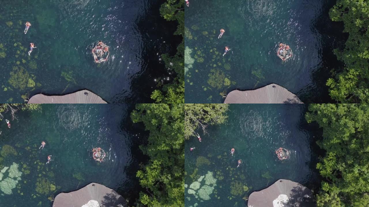 从上方看，人们在Play del Carmen cenote中游泳