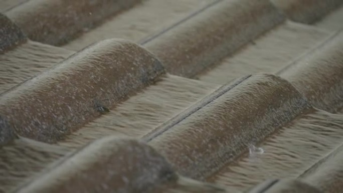 雨季，黑瓦屋顶房屋倾盆大雨