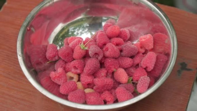 树莓采摘碗。美味的红色浆果特写。