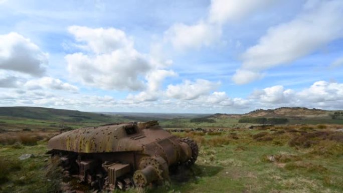 在英国斯塔福德郡峰区国家公园的蟑螂，一个废弃的谢尔曼坦克上乱窜的云层的时间流逝。