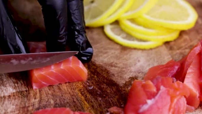在烹饪过程中将红色咸三文鱼切成碎片