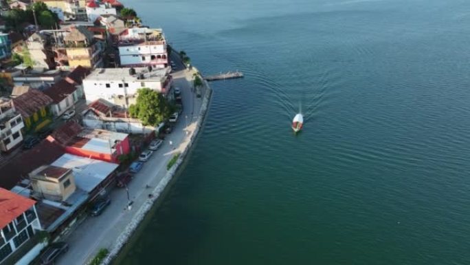 危地马拉弗洛雷斯岛附近船只的鸟瞰图