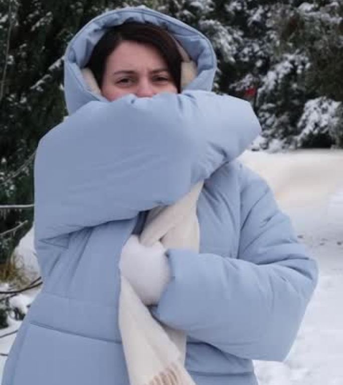 时髦的女人在冬天下雪的日子会变冷