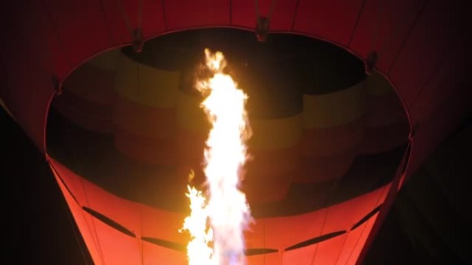夜间热气球中的燃气喷射燃烧器着火-慢动作
