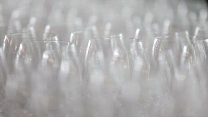 水晶酒杯在桌子上排成一排