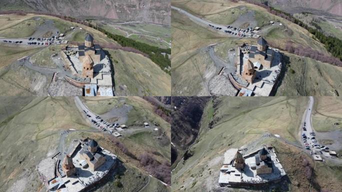 摄像机无人机飞来飞去，在Stepantsminda村附近的圣三一教堂 (Gergeti Trinit