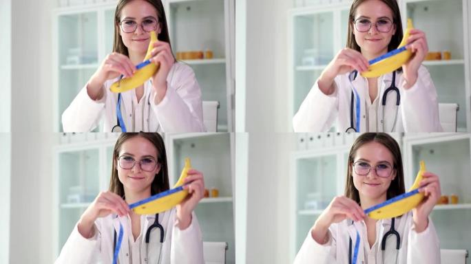 泌尿科医生手握香蕉和卷尺