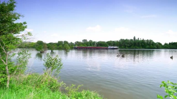 多瑙河附近多瑙河上的货船