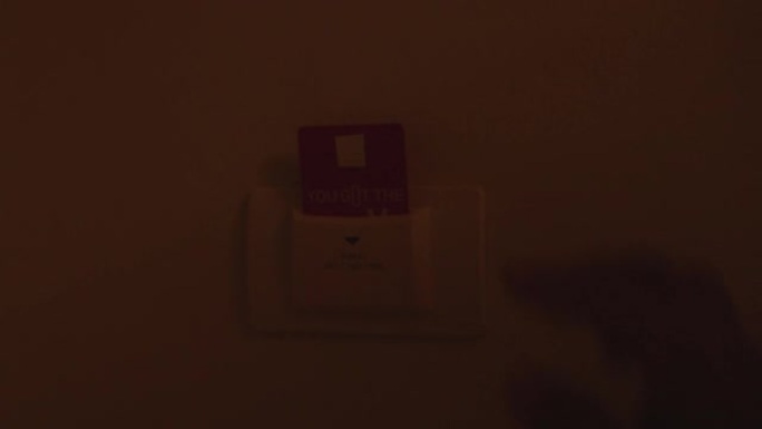 男人的手在酒店插入感应卡以打开电源。