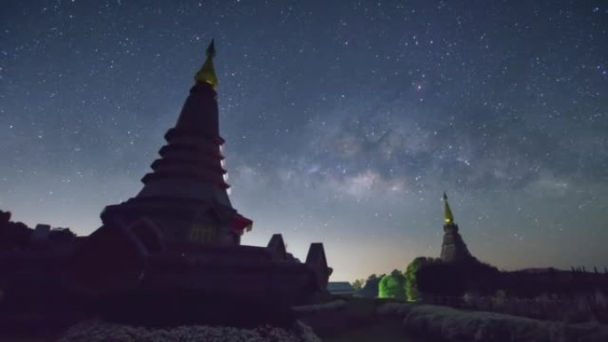 银河系在Doi Inthanon国家公园的一座神圣寺庙上空移动
