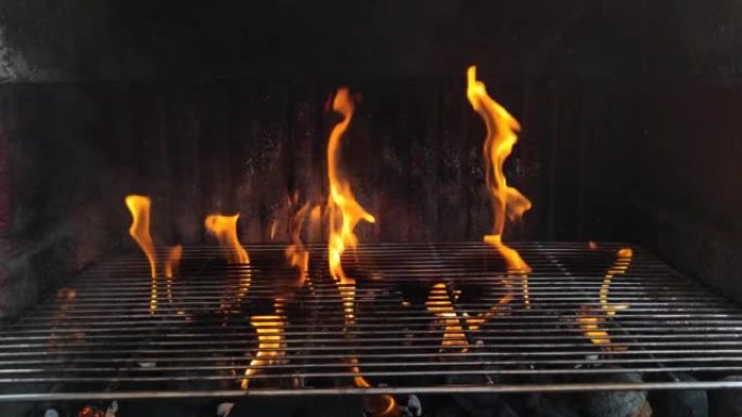 壁炉烧烤炉被放火烧火，并通过烤架板产生大火焰