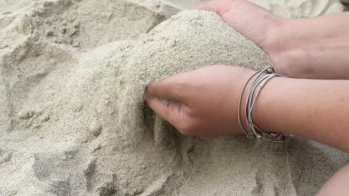 玩沙子的女人