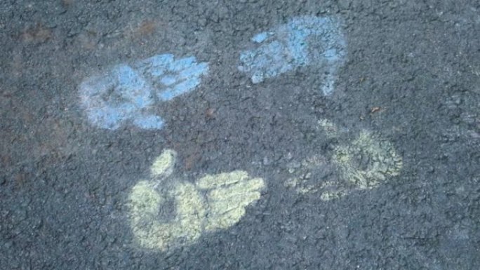 人行道上用粉笔打印的儿童手。选择性聚焦。孩子。