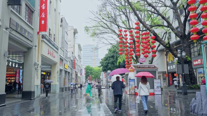4K实拍，春雨中广州北京路步行街的行人。