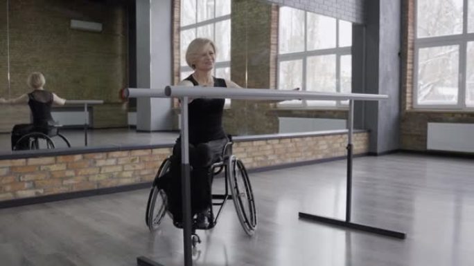 残疾女舞者在芭蕾舞团锻炼
