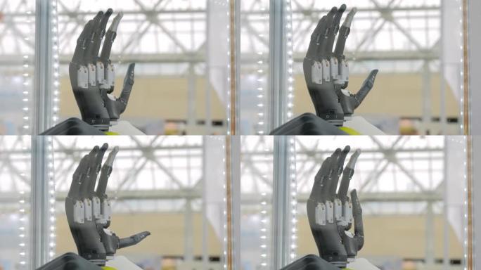 慢动作: 电子黑色假肢人类手臂移动个人手指