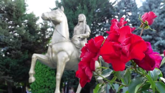 艾斯基谢希尔的马洪哈敦骑着玫瑰雕像