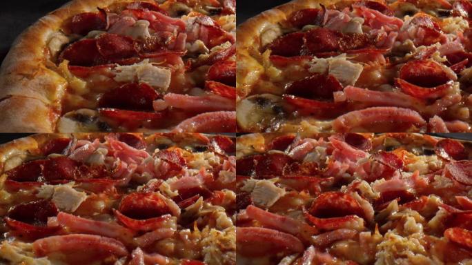 热肉披萨配奶酪、意大利香肠和培根-特写