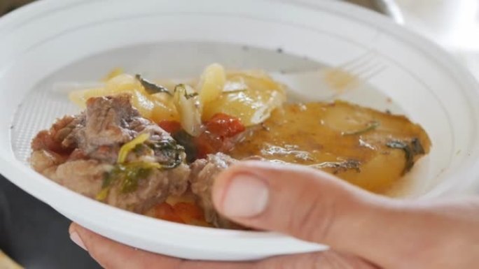 放入盛有亚美尼亚风味的热腾腾、多汁开胃的卡什喇嘛的碗里。蒸自国菜热腾腾的肉菜。特写镜头，自由度，慢动