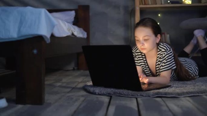数据中心的神童黑客程序员，带监控屏幕。使用数字设备的儿童。晚上在家，孩子和技术上带着笔记本电脑的女学