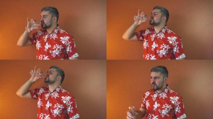 男人喝杯子里的果汁