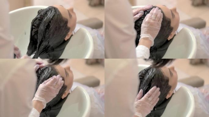 女人被洗头。