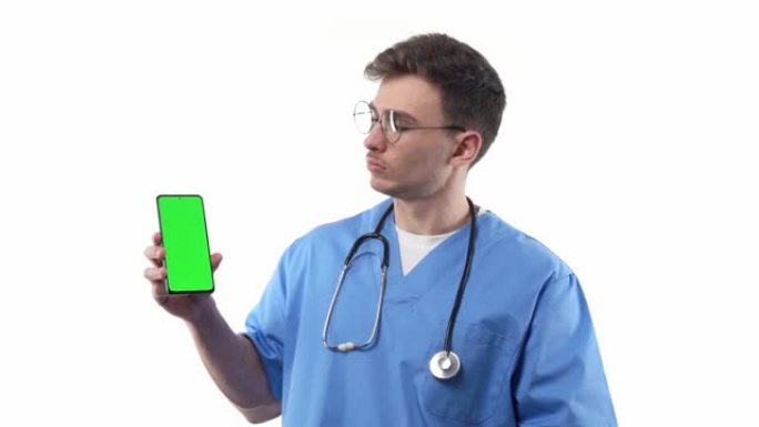医生护士在制服和听诊器指向一个绿屏广告医疗药理学和现代医学的概念智能手机。