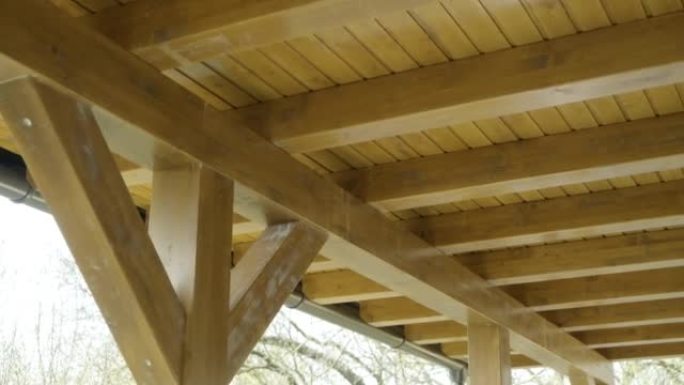 带横梁的木制屋顶结构的外部视图