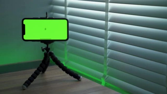 手机的绿屏放在家里的支架上。