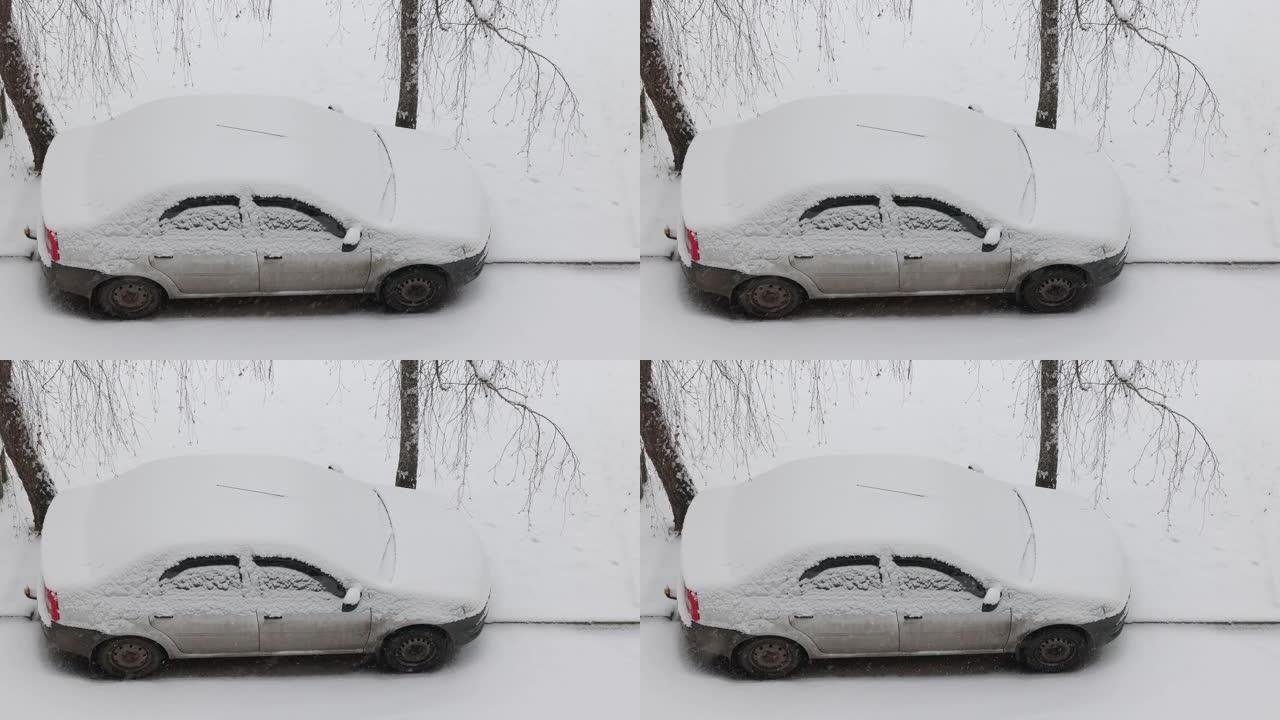 汽车停在路边，被雪覆盖。