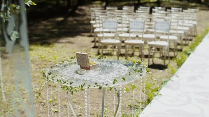 婚宴，金属玻璃桌，戒指盒，空白色椅子