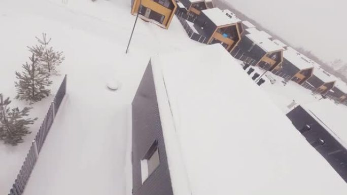 复杂的屋顶覆盖着雪的大型小屋