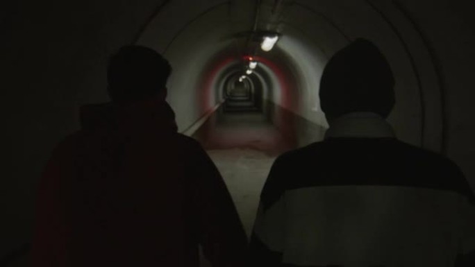 走过黑暗隧道的朋友