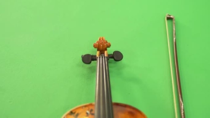 绿色背景上的小提琴特写