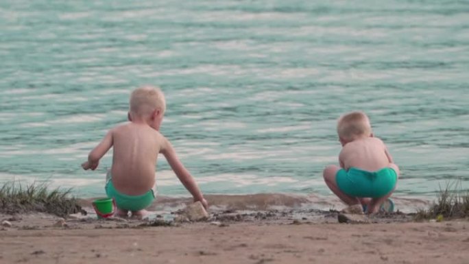 假期期间，两个高加索男孩在海边玩耍。