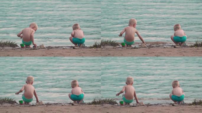 假期期间，两个高加索男孩在海边玩耍。