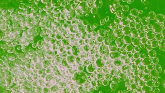 绿色特写镜头上的气泡，大量移动，巨大的绿色背景