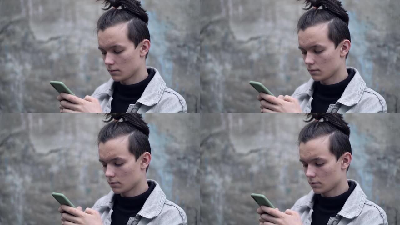 年轻的少年在手机上阅读消息。