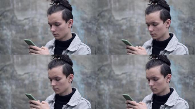 年轻的少年在手机上阅读消息。