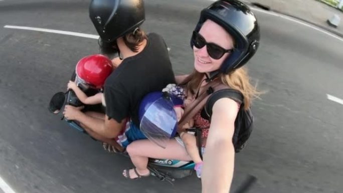 高加索家庭在城市动作镜头中骑摩托车