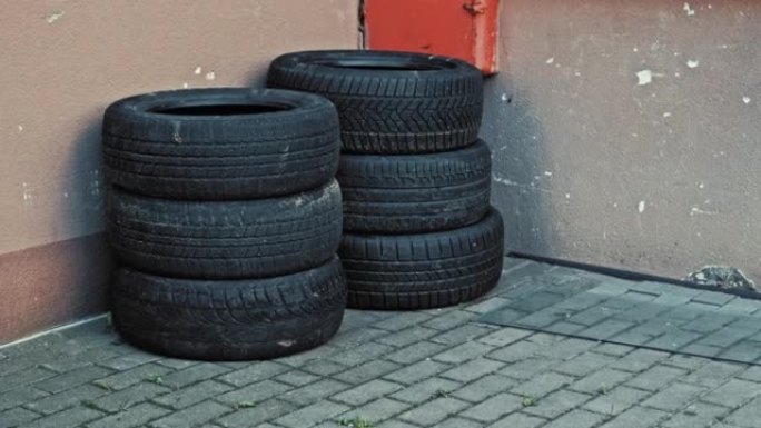 磨损的汽车轮胎堆放在室外进行处理和回收