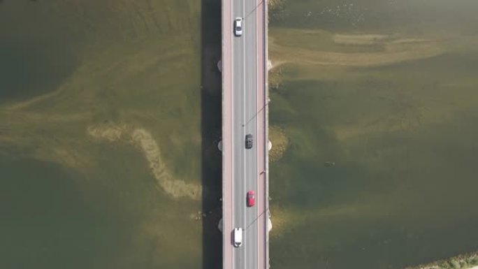 穿越法国奥克西塔尼杜格雷湖的道路的鸟瞰图。