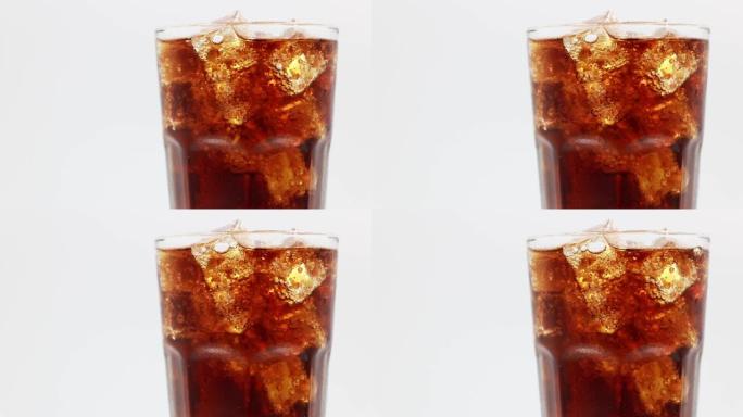 可乐加冰块特写。