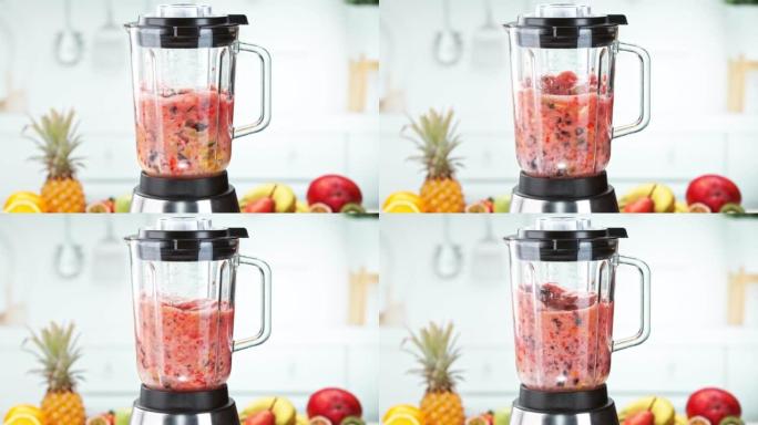在搅拌机中混合水果块的超慢动作。