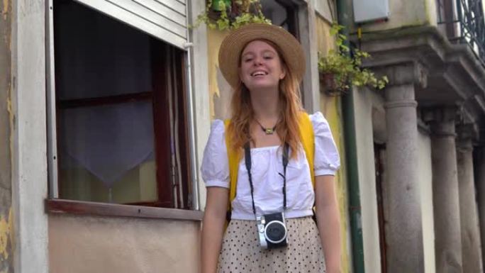 年轻女性游客在欧洲老城散步