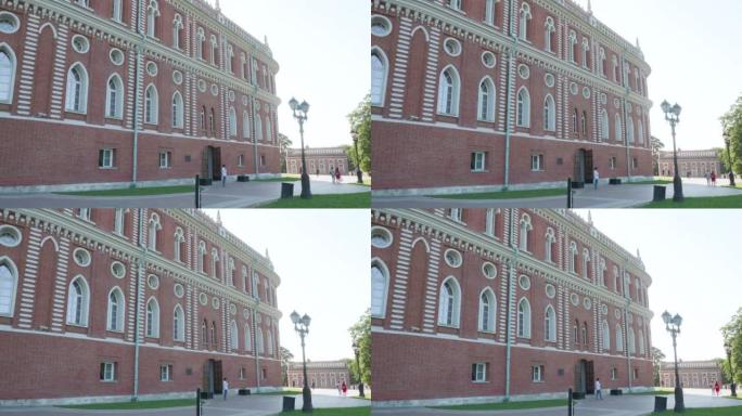 白色和红色砖砌成的老建筑。凯瑟琳二世宫Tsaritsyno。