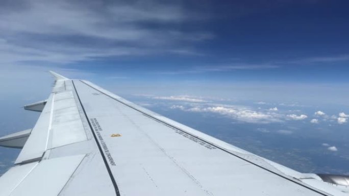 蓝天中的喷气式飞机机翼