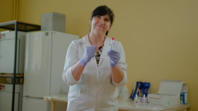 女科学家成功姿态实验室疫苗研发外国人