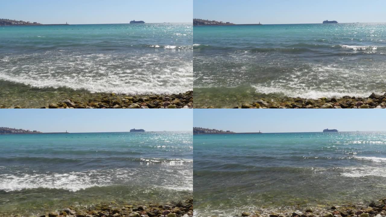 海浪在亚得里亚海的斯通尼海滩上撞击，背景是一艘船-黑山酒吧